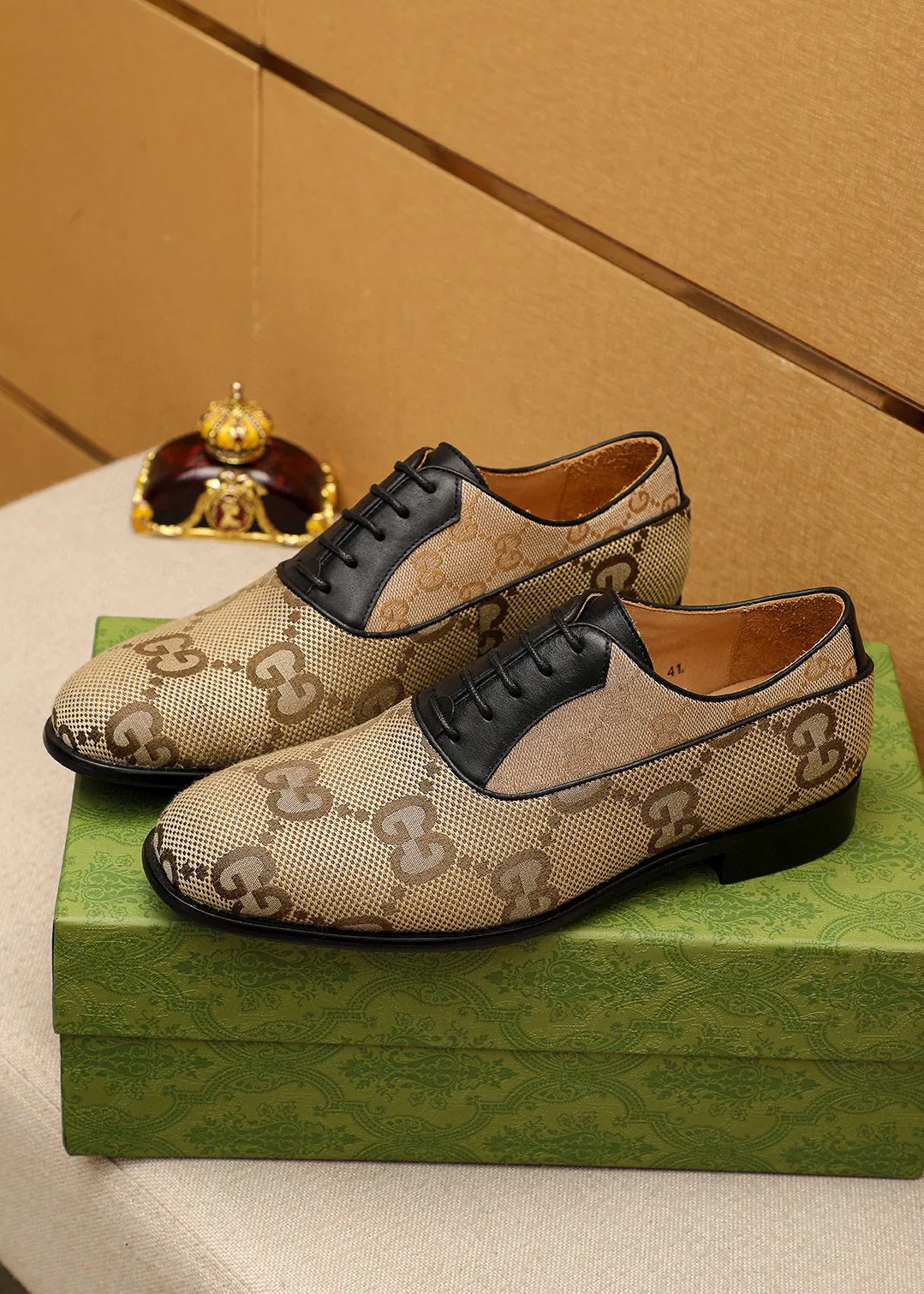 Men's shoes 💰460 💐 Product trademark: GUCCI "Gucci" business leather shoes Regular size: 38-44 (45.46.47🉑️customized) Product materials: Selected imported first-layer fabric upper, imported cowhide leather lining. Strong three-dimensional visual effect, combined outsole Color: 2⃣️colors available